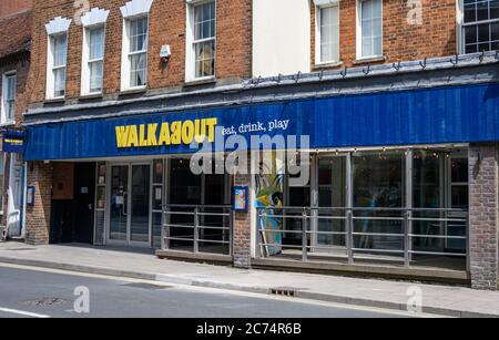 Newbury, Regno Unito - Giugno 09 2020: La facciata del pub Walkabout in Maket St Foto Stock