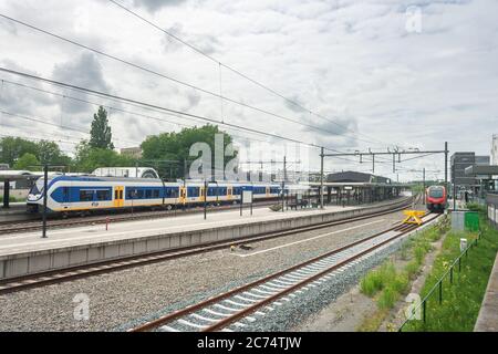 I treni arrivano e partono alla stazione centrale di Gouda, Olanda. Foto Stock