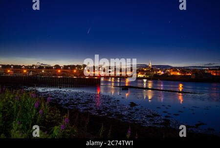Berwick upon Tweed, England, UK, 20 JUL 2020 Comet NEOWISE o C/2020 F3 (NEOWISE), è una cometa retrograda con un'orbita quasi parabolica scoperta il 27 marzo 2020, dagli astronomi che usano il telescopio spaziale NEOWISE sopra la città più settentrionale dell'Englands Berwick upon Tweed, Northumberland nelle prime ore del 14 luglio 2020. Foto Stock