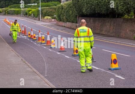 Sandbanks, Poole, Dorset UK. 14 luglio 2020. La collina serale di Sandbanks è un luogo popolare per le persone per fermarsi, ammirare e fotografare le viste spettacolari e i tramonti che si affacciano sul Poole Harbour. E' la strada principale da/per Sandbanks che si congestiona in tempi molto trafficati. 43 posti di parcheggio su strada sono stati rimossi e sostituiti con una pista ciclabile di prova con 240 metri di pilastri flessibili per incoraggiare le persone a pedalare a sostegno delle ambizioni climatiche ed ecologiche del Consiglio e nel quadro delle misure per il programma del Fondo di viaggio attivo di emergenza del Dipartimento dei trasporti. Credit: Carolyn Jenkins/Alamy Live News Foto Stock