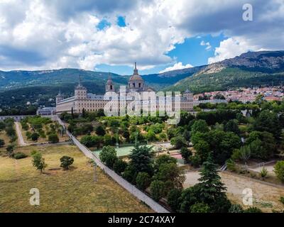 El Escorial, Spagna - 28 giugno 2020: Veduta aerea del Monastero reale di San Lorenzo de El Escorial vicino Madrid, vista contro le montagne Foto Stock