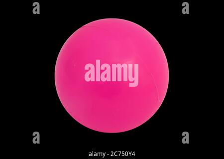 Sfera rotonda di plastica rosa tagliata e isolata su sfondo nero Foto Stock