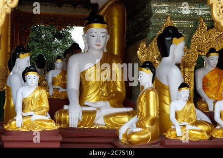 Statue di Buddha all'interno della Pagoda Shwedagon. Yangon, Myanmar, formalmente Birmania Foto Stock