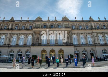 14 luglio 2020, Baviera, Herrenchiemsee: Sotto la guida di Markus Söder (M.l, CSU), primo ministro della Baviera, e alla presenza della Cancelliera Angela Merkel (M.r, CDU), il gabinetto bavarese sull'isola di Herrenchiemsee sta per tenere un incontro congiunto di fronte al portale del nuovo Palazzo: Carolina Trautner (CSU, l-r), Ministro di Stato per la Famiglia, il lavoro e gli Affari sociali, Klaus Holetschek (CSU), Segretario di Stato presso il Ministero degli alloggi, della costruzione e dei trasporti della Baviera, Bernd Sibler (CSU), Ministro di Stato per la Scienza e l'Arte, Gerhard Eck (CSU), Segretario di Stato in Foto Stock