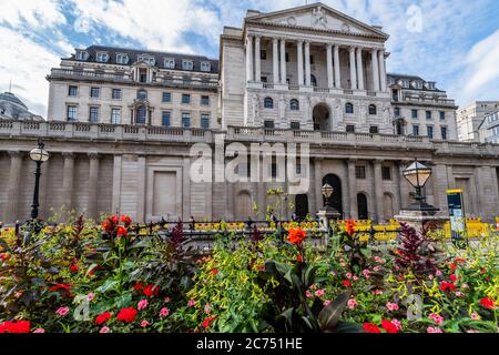 Londra, Regno Unito. 13 luglio 2020. La Banca d'Inghilterra - l'area intorno alla giunzione della Banca, il cuore della città di Londra, rimane piuttosto tranquilla, anche in un'ora di punta nonostante l'allentamento di Coronavirus (COVID-19) blocco. Credit: Guy Bell/Alamy Live News Foto Stock