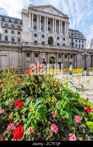 Londra, Regno Unito. 13 luglio 2020. La Banca d'Inghilterra - l'area intorno alla giunzione della Banca, il cuore della città di Londra, rimane piuttosto tranquilla, anche in un'ora di punta nonostante l'allentamento di Coronavirus (COVID-19) blocco. Credit: Guy Bell/Alamy Live News Foto Stock