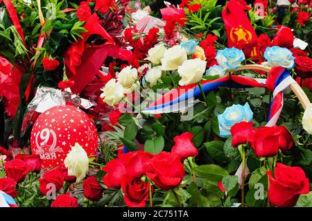 Fiori in rosso, bianco e blu della bandiera russa per la vittoria il 9 maggio. Foto Stock