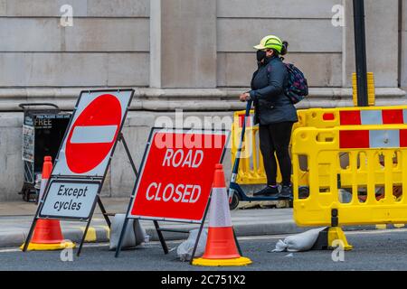 Londra, Regno Unito. 13 luglio 2020. Le barriere gialle per ampliare i marciapiedi sono poste intorno all'incrocio e incoraggiano i modi di trasporto per gli spostamenti, inclusi gli scooter elettrici che spesso si aggirano illegalmente sul marciapiede - l'area intorno a Bank Junction, il cuore della città di Londra, rimane piuttosto tranquilla, Anche in un'ora di punta nonostante l'allentamento del blocco di Coronavirus (COVID-19). Credit: Guy Bell/Alamy Live News Foto Stock