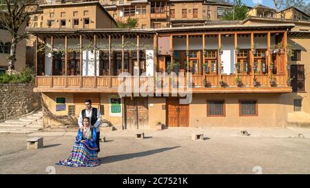 Masuleh, Iran - Maggio 2019: Coppia iraniana in abiti persiani tradizionali nel villaggio di Masuleh nella provincia di Gilan Foto Stock