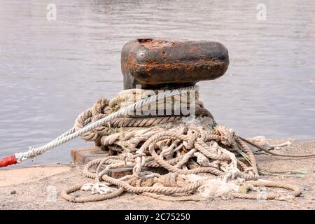 Foto di un metallo arrugginito bolard ormeggio per la grande nave Foto Stock