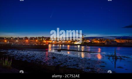 Berwick upon Tweed, England, UK, 20 JUL 2020 Comet NEOWISE o C/2020 F3 (NEOWISE), è una cometa retrograda con un'orbita quasi parabolica scoperta il 27 marzo 2020, dagli astronomi che usano il telescopio spaziale NEOWISE sopra la città più settentrionale dell'Englands Berwick upon Tweed, Northumberland nelle prime ore del 14 luglio 2020. Foto Stock