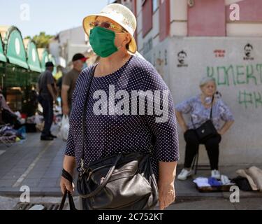 Belgrado, Serbia, 9 luglio 2019: Donna che indossa una maschera facciale come misura preventiva al mercato verde di Zemun Foto Stock