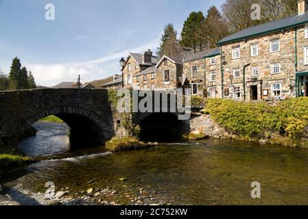 Prince Llewelyn Hotel e Ponte che attraversa il fiume Colwyn, Beddgelert, Snowdonia, Gwynedd, Galles del Nord. Foto Stock