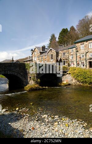 Prince Llewelyn Hotel e Ponte che attraversa il fiume Colwyn, Beddgelert, Snowdonia, Gwynedd, Galles del Nord. Foto Stock