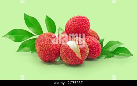 Litchi, frutti litchi isolati tagliati su fondo vuoto Foto Stock