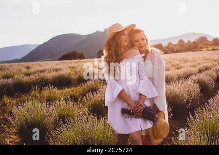 Amicizia duratura e forte tra due donne Foto Stock