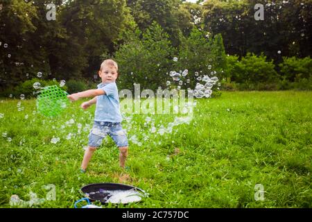 La creazione di bolle di sapone si trasforma in un'azione magica Foto Stock