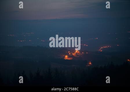 Dawn nella nebbia nei villaggi illuminati da lampioni di strada nella campagna della Galizia Foto Stock