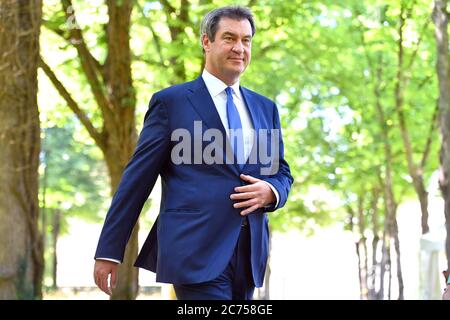 Markus SOEDER (Presidente del Ministro Bavaria e Presidente della CSU) sulla via della conferenza stampa. Il Gabinetto bavarese incontra il Cancelliere Merkel al Castello di Herrenchiemsee il 14 luglio 2020. | utilizzo in tutto il mondo Foto Stock