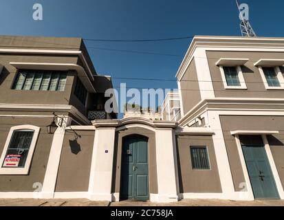 Pondicherry, India - Febbraio 2020: Bella architettura francese di una casa dipinta grigio, bianco e blu pallido porte nel vecchio quartiere di Pondiche Foto Stock