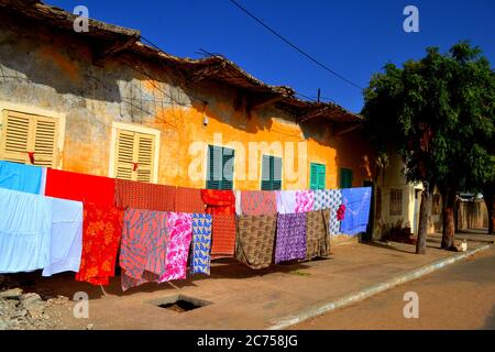 Architettura colorata tradizionale a Saint-Louis, ex capitale del Senegal Foto Stock