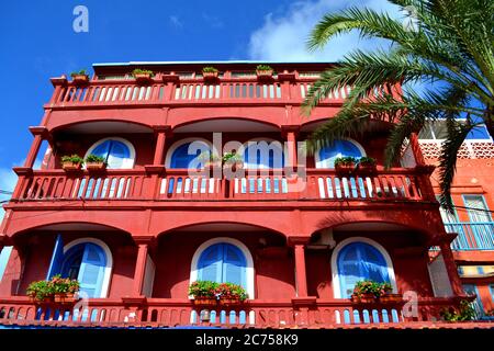 Architettura colorata tradizionale a Saint-Louis, ex capitale del Senegal Foto Stock