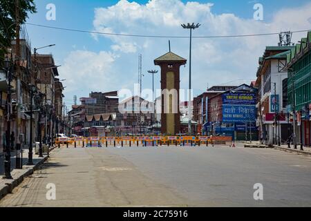 Srinagar, India. 13 luglio 2020. Lockdown è stato reimposto nella capitale estiva di Jammu e Kashmir dopo un massiccio aumento nei casi di romanzo mortale coronavirus nella Valle. Attualmente Srinagar è il punto di ritrovo di COVID19 nella valle del Kashmir. (Foto di Musaib Mushtaq/Pacific Press) Credit: Pacific Press Agency/Alamy Live News Foto Stock