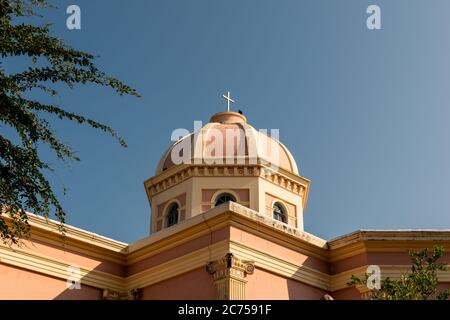 La cupola della chiesa di nostra Signora degli Angeli costruita in tradizionale architettura francese nella città di Pondicherry in India. Foto Stock