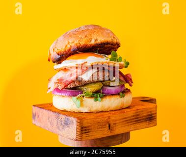 hamburger di pollo fatto in casa con pancetta e uova fritte Foto Stock