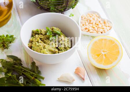 Il pesto di erbe selvatiche si avvicina nella ciotola Foto Stock