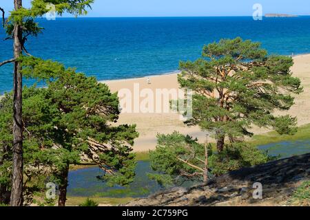 Vista della spiaggia sull'isola di Olkhon a nord di Khuzhir, con un grande puddle paludoso separato dal lago da un'ampia striscia di sabbia Foto Stock