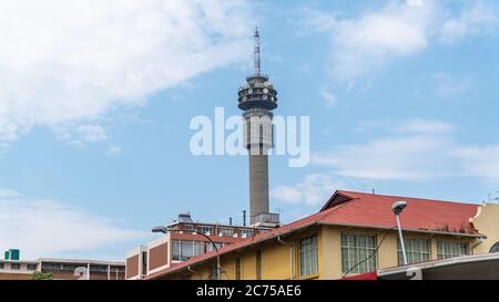 Johannesburg, Sudafrica - Ottobre 2019: Torre televisiva di Hillbrow sopra Johannesburg centro in Sud Africa Foto Stock