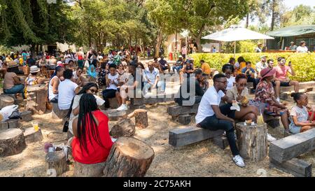 Johannesburg, Sudafrica - Ottobre 2019: Persone che mangiano e socializzano al mercato agricolo di Fourways Foto Stock