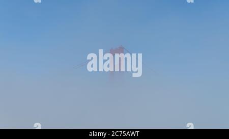 San Francisco, USA - Agosto 2019: Golden Gate Bridge all'interno della nebbia, solo torre singola visibile Foto Stock