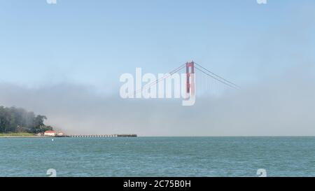 San Francisco, USA - Agosto 2019: Golden Gate Bridge all'interno della nebbia, solo torre singola visibile Foto Stock