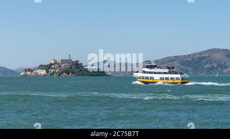 San Francisco, California, USA - Agosto 2019: Imbarcazioni turistiche da e per Alcatraz nella Baia di San Francisco, California, USA. Foto Stock