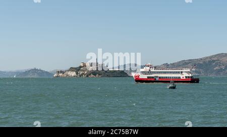 San Francisco, California, USA - Agosto 2019: Imbarcazioni turistiche da e per Alcatraz nella Baia di San Francisco, California, USA. Foto Stock
