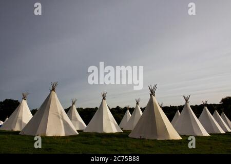 TIPI glamping field con in un campeggio festival, Norfolk Foto Stock