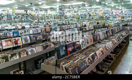 San Francisco, California, USA, 2019 agosto: Negozio di musica con immagine retrò di scatole con dischi giradischi in vinile, San Francisco, USA Foto Stock