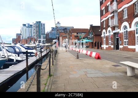 Ipswich, UK - 14 luglio 2020: Barriere sul lungomare per consentire ai pedoni più spazio. Impatto del covid-19. Foto Stock