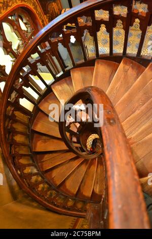 Scale di legno in carul cu Bere, Bucarest, Romania Foto Stock