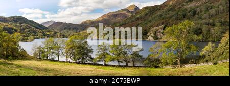 Colori autunnali intorno alle rive del Lyn Gwynant nel Parco Nazionale di Snowdonia, Galles, Regno Unito Foto Stock