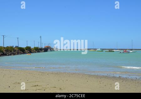 Barche colorate sul mare color turchese a Oamaru. Foto Stock