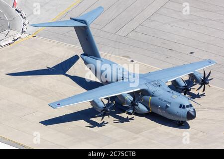 Gibilterra - 29 luglio 2018: Aereo reale dell'aeronautica A400M dell'aeroporto di Gibilterra (GIB). Airbus è un costruttore europeo di aeromobili con sede a Toulo Foto Stock