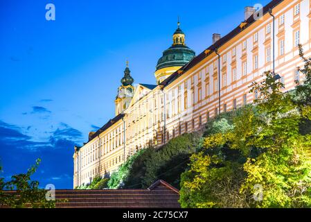 Abbazia illuminata di Melk, in tedesco: Stift Melk, nella città di Melk di notte, Valle di Wachau, Austria. Foto Stock