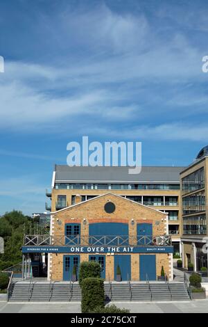 uno sopra l'ait, un pub e ristorante sul fiume che fa parte del complesso residenziale e di ristoranti di kew bridge road accanto al kew bridge, londra, inghilterra Foto Stock
