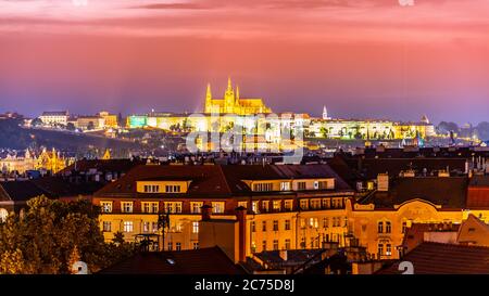 Castello di Praga panorama serale. Punto di osservazione da Vysehrad. Praga, Repubblica Ceca. Foto Stock