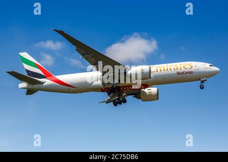 Francoforte, Germania - 27 maggio 2020: Emirates SkyCargo Boeing 777F aereo all'aeroporto di Francoforte (fra) in Germania. Boeing è un manufa americano di aeromobili Foto Stock