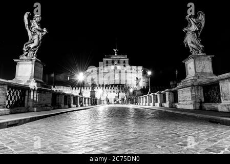 Castel Sant Angelo vista notturna da Ponte Sant Angelo, Roma, Italia. Immagine in bianco e nero. Foto Stock