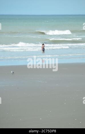 Coppia che si abbracciano a Christchurch Brighton Beach durante il periodo estivo. Foto Stock